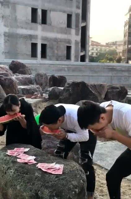 两个男的比赛吃瓜视频,谁才是瓜王？